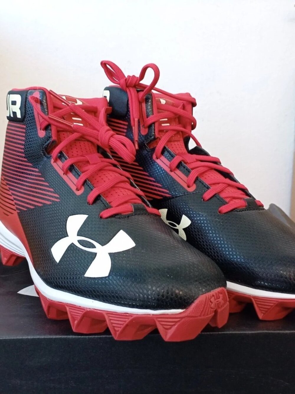 NIB Under Armour UA Hammer Mid RM Football Cleats 1289761-061 Black/Red US 10.5